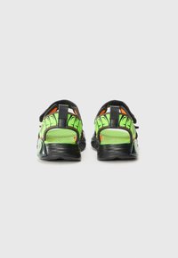 Czarne sportowe sandały w neonowo-zielonym kolorze z regulowanymi paskami. Posiadają teksturowaną cholewkę oraz amortyzowaną podeszwę dla wygody. Zawiera tylną pętelkę do łatwego zakładania.