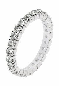 Anello in argento con una fila continua di gemme rotonde e trasparenti. La fascia è rifinita con sezioni lisce e leggermente scanalate.