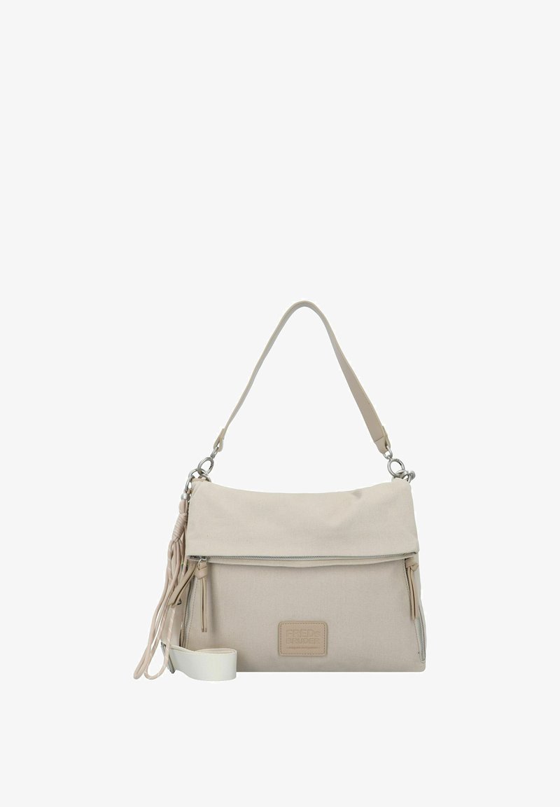 Borsa a spalla in tela beige con chiusura a zip, tracolla regolabile e due tasche frontali con zip. Presenta un pon-pon decorativo e un patch con logo.