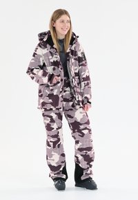 Lila och grå kamouflage skidjacka och byxor med huva, fickor och svarta detaljer. Designen har ett rutmönster.