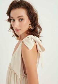 Chiquelle RUFFLE DRESS - Freizeitkleid - beige