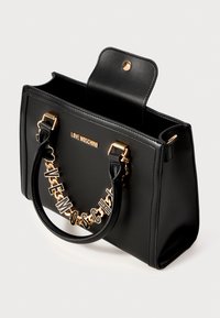 Schwarze Lederhandtasche mit goldfarbener Hardware, Kettenakzent mit dem Schriftzug "LOVE MOSCHINO", kurzen Griffen und einem strukturierten Design.
