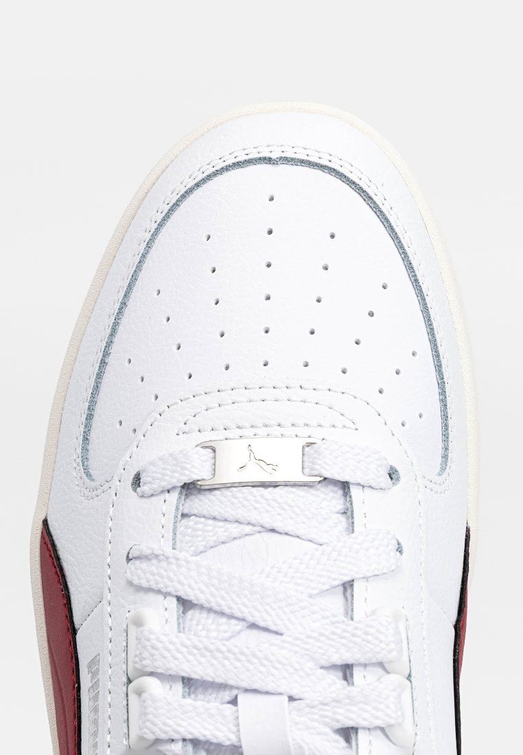 Baskets en cuir blanc avec empeigne perforée, accents gris et panneaux latéraux rouges. Dotées de lacets blancs et d'un logo argenté sur la languette.