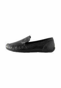 Zwarte leren loafers met een gequiltte textuur, instapontwerp en een lage rubberen zool. Beschikt over een ronde neus en minimale stiksels.