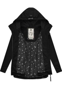 Czarna kurtka z kapturem, z wyściółką o fakturowanym wnętrzu i kwiatowym wzorem oraz metką. Zamek błyskawiczny z przodu i elementy regulacyjne.