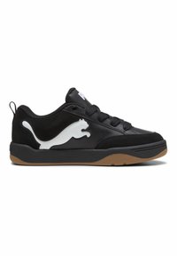 Chaussures de sport noires avec une tige en cuir et en daim, présentant un logo de chat blanc sur le côté et une semelle extérieure texturée en caoutchouc gomme.
