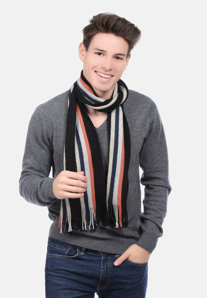 Pull gris tricoté avec une écharpe rayée multicolore présentant des rayures noires, crème, orange et bleu marine. L'écharpe est ornée de franges.