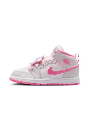 Hvid og pink højt hævet sneaker med pink Nike-logo, pink sål, blomstformet snørebåndsudstyr og præget mønster på læderpanelerne.