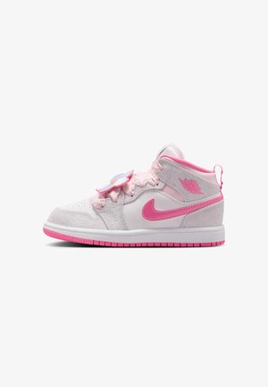 Baskets montantes blanches et roses avec un swoosh Nike rose, semelle rose, accessoire de lacets en forme de fleur et motifs embossés sur les panneaux en cuir.