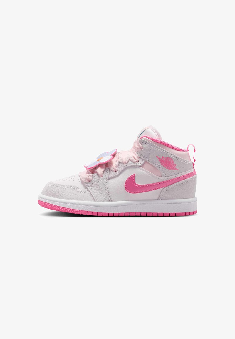 Λευκό και ροζ sneaker ψηλού τύπου με ροζ λογότυπο Nike, ροζ σόλα, διακοσμητικό κορδονιών σε σχήμα λουλουδιού και ανάγλυφα σχέδια στα δερμάτινα πάνελ.