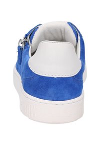 Blaue Wildledersneaker mit weißen Lederakzenten, abgerundeter Ferse und strukturiertem Gummisohle. Verfügt über einen Reißverschluss an der Seite für einfachen Zugang.