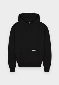 Sweat à capuche noir avec poche kangourou devant et petite étiquette rectangulaire sur la poche, présenté sur un fond clair uni.