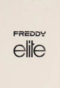 Camiseta de algodón blanca con texto en negrita en negro: "FREDDY" en la parte superior y "elite" debajo en diferentes estilos de fuente, creando un diseño moderno.
