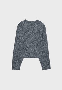 Sivi pleteni kratek pulover z dolgimi rokavi, teksturirano tkanino, okroglim izrezom in mehkim zaključkom, z ohlapnim krojem in minimalističnim dizajnom.