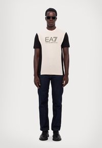 EA7 Emporio Armani Triko s potiskem - whitecap gray