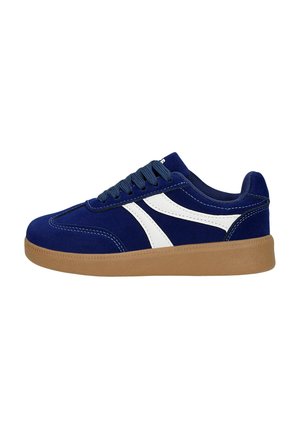 Baskets bleues avec bandes blanches sur le côté, lacets bleu foncé et semelle marron clair, vues de côté sur fond blanc.