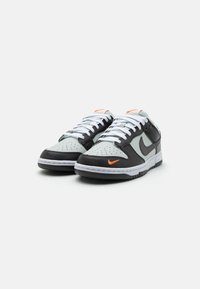 Nike Sportswear NIKE DUNK LOW UNISEX - Tenisice - black/med ash/light silver/bright mandarin/summit white/white