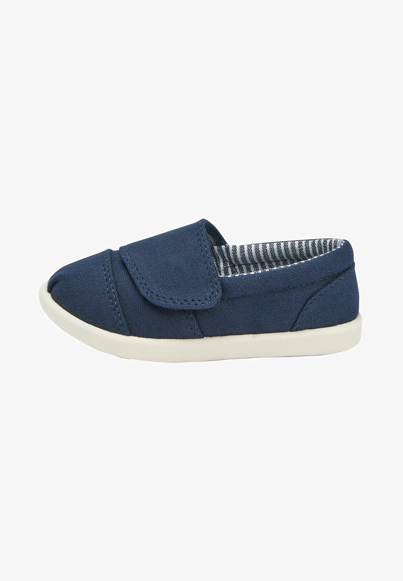 Marineblaue Canvas-Slipper mit Gummisohle, versehen mit einer V-förmigen Klappe und gestreifter Stoffauskleidung. Schlichte Silhouette und leichtes Design.