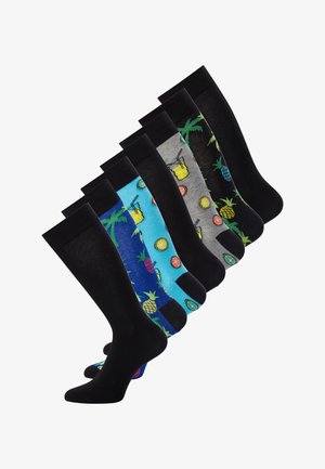 Sæt af syv par sokker i forskellige farver, herunder sort, blå og grå, med mønstre af frugt og drikkevarer, der har kontrasterende tå- og manchetter.