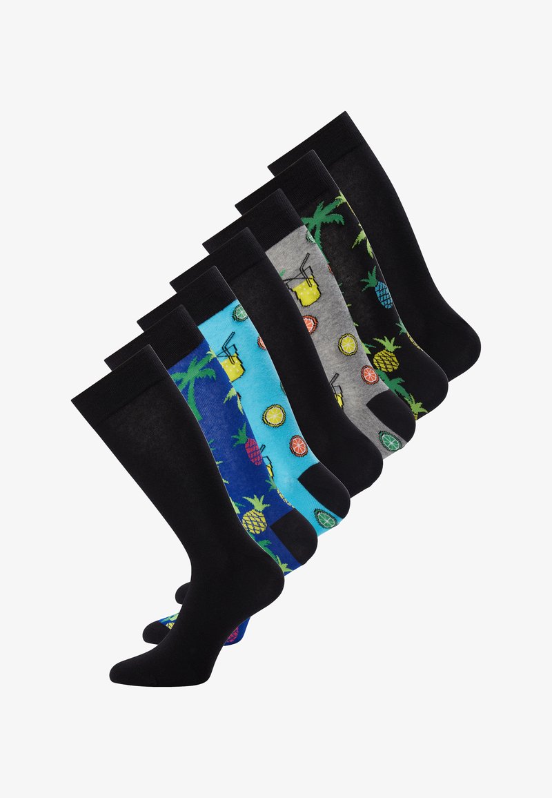 Sæt af syv par sokker i forskellige farver, herunder sort, blå og grå, med mønstre af frugt og drikkevarer, der har kontrasterende tå- og manchetter.