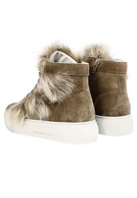 Sneakers high-top in suede marrone presentano dettagli in pelliccia, una suola in gomma bianca e una chiusura a zip sul lato. Dettagli di design testurizzati e morbidi.