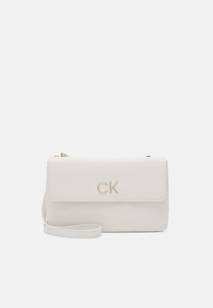 Sac bandoulière rectangulaire blanc avec logo CK doré sur le rabat avant et sangle blanche assortie sur fond clair.