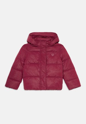 Giacca puffer bordeaux con cappuccio, caratterizzata da un design trapuntato, texture liscia e un piccolo logo a forma di cuore sul petto.