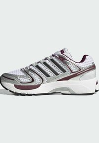 Baskets blanches et grises avec des bandes noires, tige en mesh, accents bordeaux et semelle épaisse et rembourrée, vues de côté.