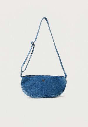 Geantă crossbody din denim albastru cu curea ajustabilă și logo mic metalic pe față, afișată pe un fundal alb.