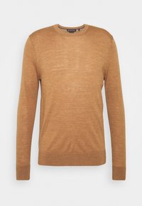 Pull ras du cou pour homme, coupe slim, couleur marron chameau, manches longues, poignets et ourlet côtelés, design en tricot uni.