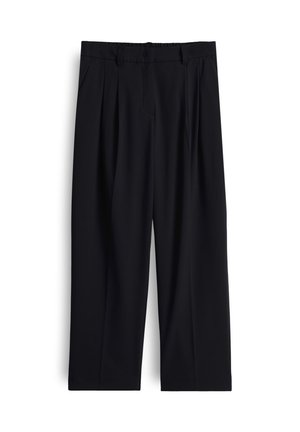 Pantaloni neri a vita alta con pieghe, tasche laterali, una texture liscia e una vestibilità sartoriale, tagliati a una lunghezza cropped.