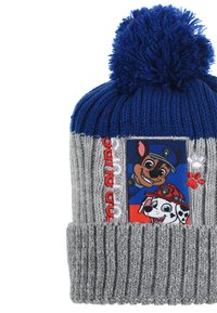 Gorro de punto en azul y gris, con un gran pompón en la parte superior y un parche bordado con personajes de dibujos animados de perros y texto.