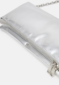 PARFOIS ENVELOPE BAG CREPE  - Clutch - silver-coloured