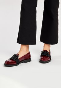Frau Shoes GLOSSY WITH ACCESSORY - Scarpe senza lacci - burgundy