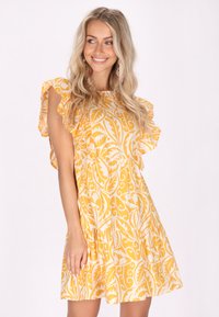 Rochie galbenă cu imprimeu floral alb, cu mâneci volănaș și fustă în straturi. Realizată dintr-un material ușor, potrivită pentru purtarea zilnică.