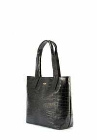 Czarna torba na ramię wykonana z błyszczącej skóry z wytłoczeniem w wzór krokodylej skóry, z dwiema rączkami i subtelnym złotym logo z przodu.