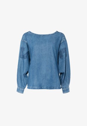Lyseblå denim-sweatshirt med lange ballongerm, bred utringning og en stor sydd logodetalj på hver erme. Casual passform.