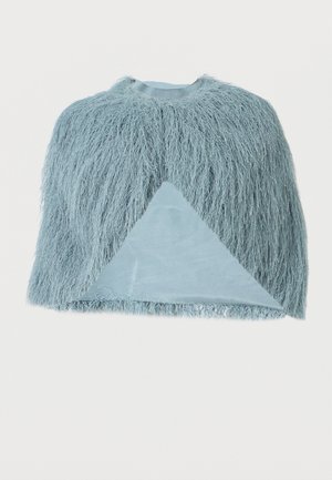 Svetlomodrá krátka kápa s chlpatou textúrou vonkajšej látky a hladkou vnútornou podšívkou, s okrúhlym výstrihom a otvoreným predným dizajnom.