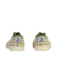 Baskets écologiques avec un motif vichy vert et crème, semelles en caoutchouc blanc et une étiquette de logo sur le talon. Construction en tissu léger.