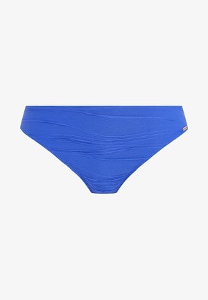 Bas de bikini bleu avec un motif de vagues texturé, fabriqué en tissu extensible. Présente une taille basse et un petit emblème de marque sur le côté.