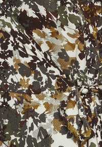 Ziedu raksta audums zemes toņos - zaļā, brūnā un krēma krāsā. Iezīmēts ar teksturētu apdari un savilktu vidukļa detaļu.