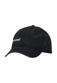 Gorra negra hecha de tela duradera, con visera curva, diseño de seis paneles y un detalle de logo sutil en plata en la parte frontal.