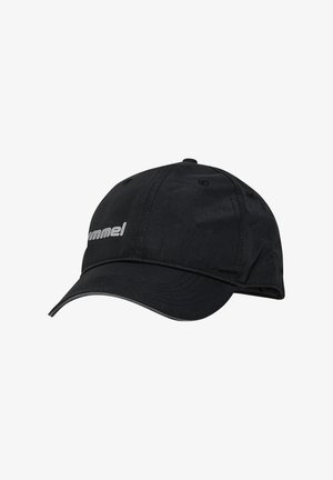 Gorra negra hecha de tela duradera, con visera curva, diseño de seis paneles y un detalle de logo sutil en plata en la parte frontal.