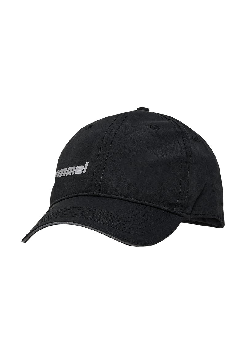 Gorra negra hecha de tela duradera, con visera curva, diseño de seis paneles y un detalle de logo sutil en plata en la parte frontal.
