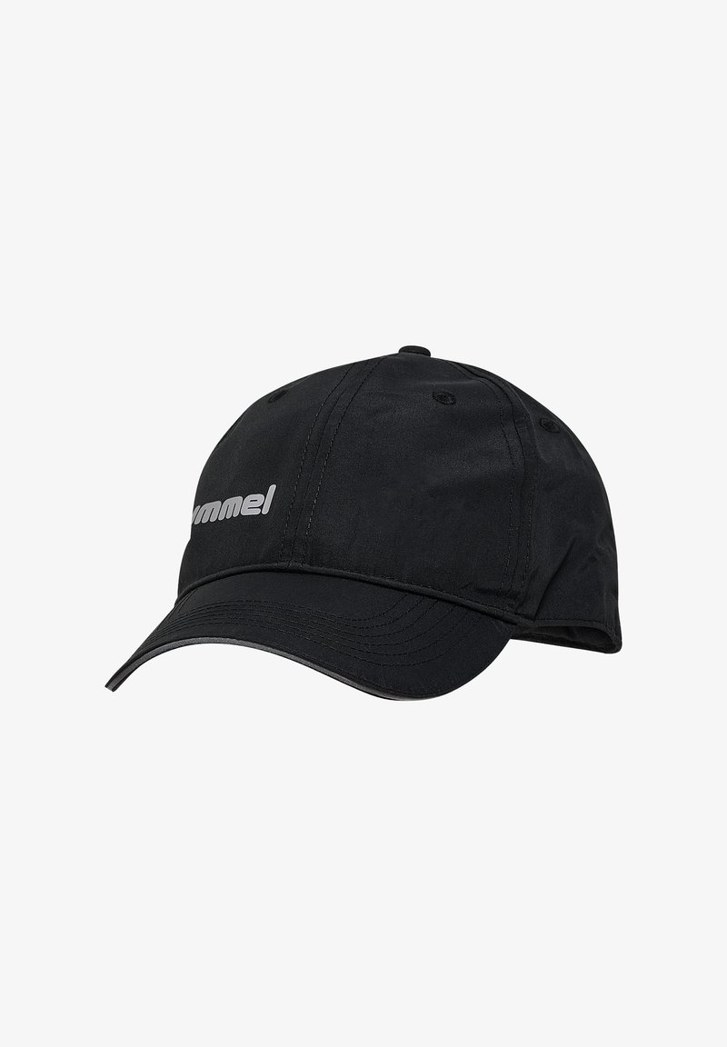 Gorra negra hecha de tela duradera, con visera curva, diseño de seis paneles y un detalle de logo sutil en plata en la parte frontal.