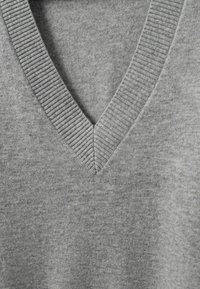 Pulover gri cu decolteu în V, cu guler ribit și o textură netedă, care evidențiază un design simplu dintr-un material tricotat moale.