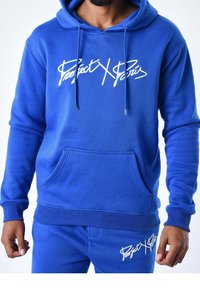 Felpa blu realizzata in tessuto morbido, con tasca a marsupio e cappuccio con cordino. Testo del logo bianco stampato sul petto e sulla gamba sinistra.