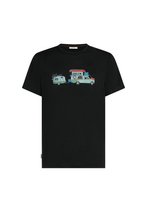Camiseta negra con un diseño bordado colorido de una furgoneta camper remolcando un pequeño remolque, ambos cargados con equipo y accesorios de campamento.