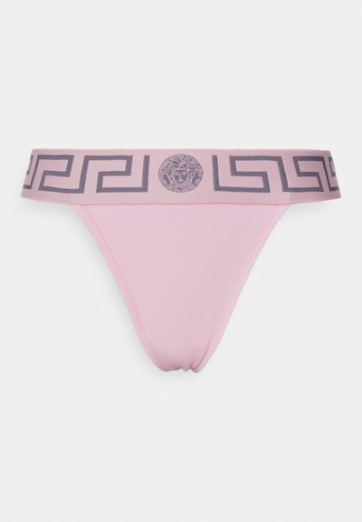 Rosa tanga med en mørk mønstret midjebånd som har et gresk nøkkeldesign og en sirkulær logo i midten. Mykt, elastisk materiale.