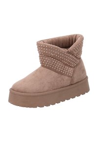 Stivaletto alla caviglia in camoscio marrone con design a pieghe, decorato con borchie metalliche e suola spessa e texturizzata per una maggiore aderenza.